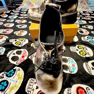 Dr. Martens 8461 silver classic rub off